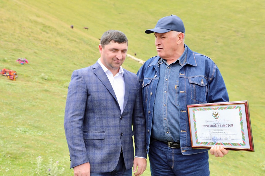 Абдулмуслим Абдулмуслимов от имени Сергея Меликова вручил награду прославившемуся из-за видео чабану из Тляратинского района